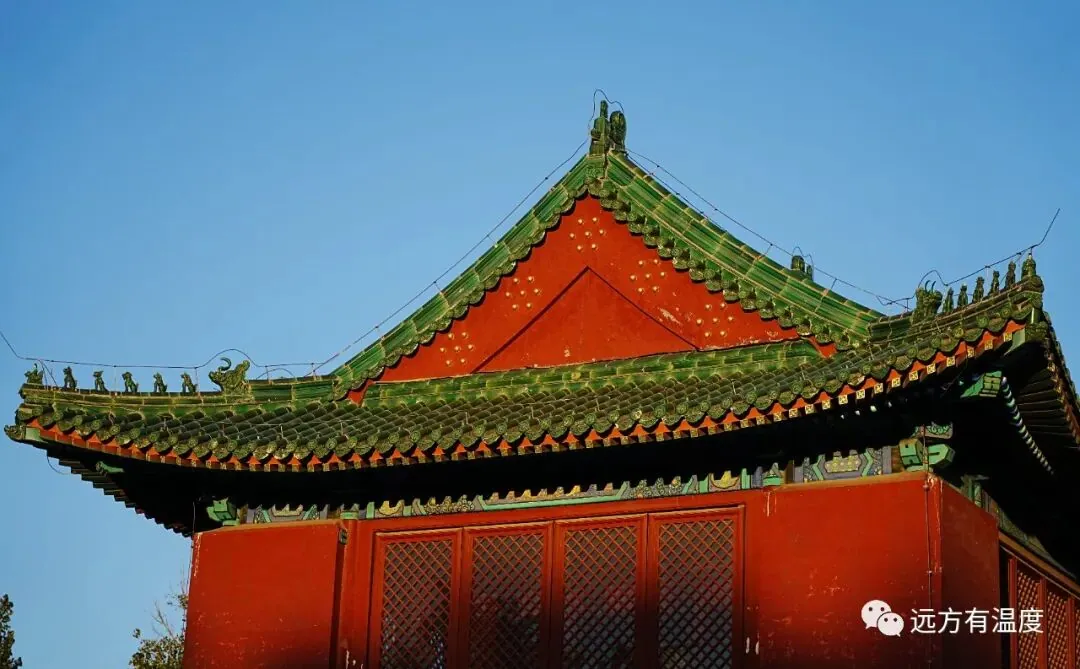 城楼一角，红墙绿瓦。